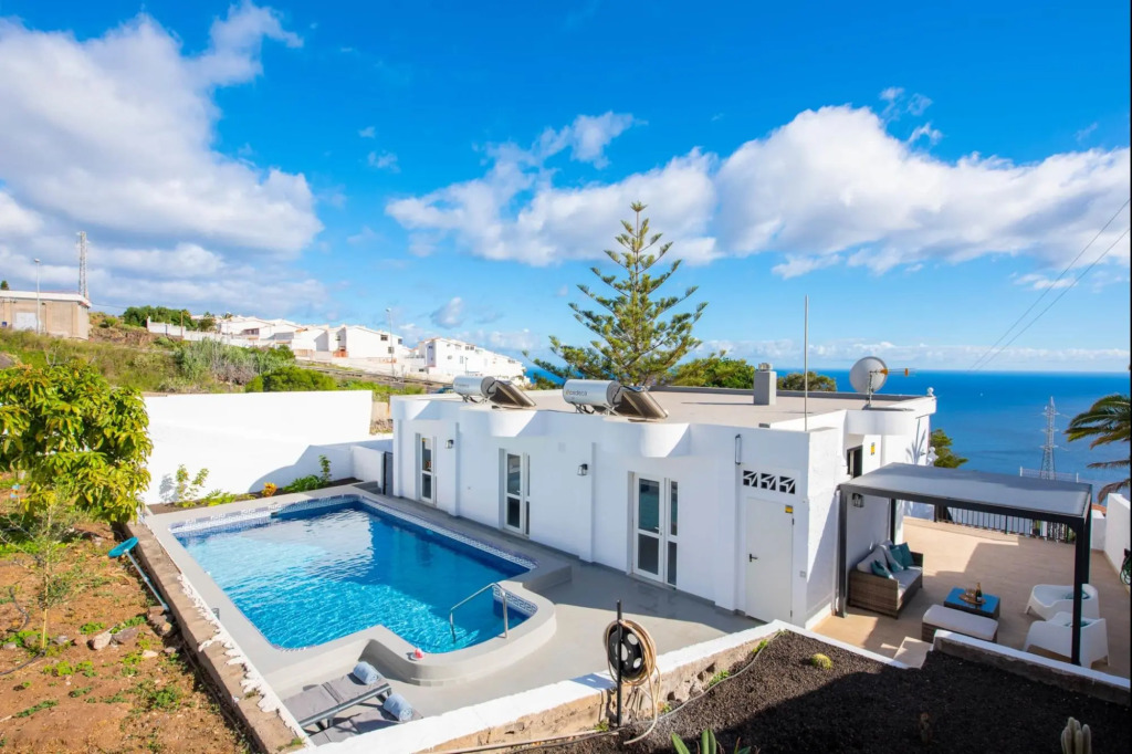 Family villa with private pool and ocean view
