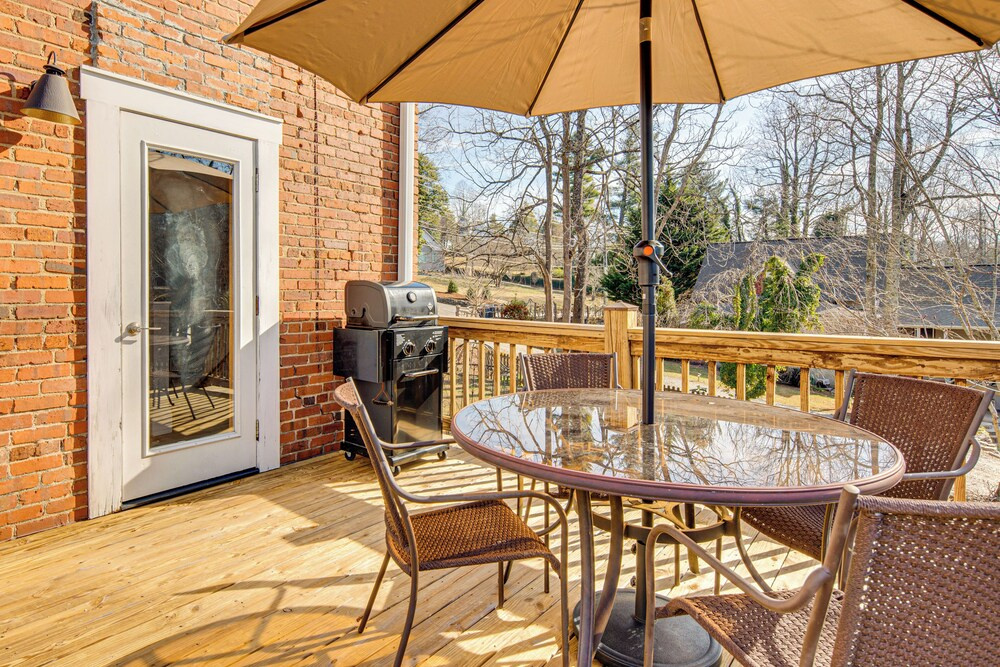 Private Hot Tub, Steps to Main St: Saluda Retreat