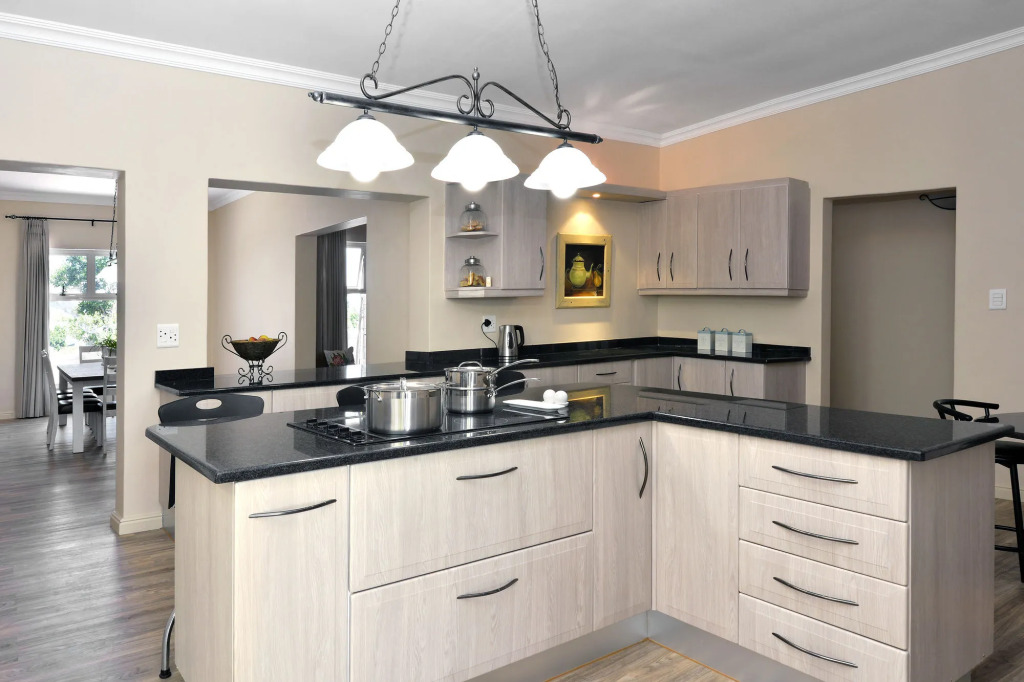 Petit Plaisir is a Romantic Self-catering Cottage on the Side of the Village no1