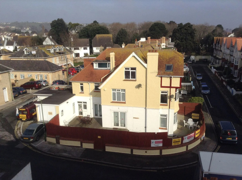 PAIGNTON S ONLY Ground floor Garden 2 Bedroom Apartment in front of the Pier & your Very own Private FREE Car space ,2 Double beds , 2 Single Beds , Kitchen , Air Fryer , 50 Blue ray Films ,Hotel Reception to Greet & Happily Help you