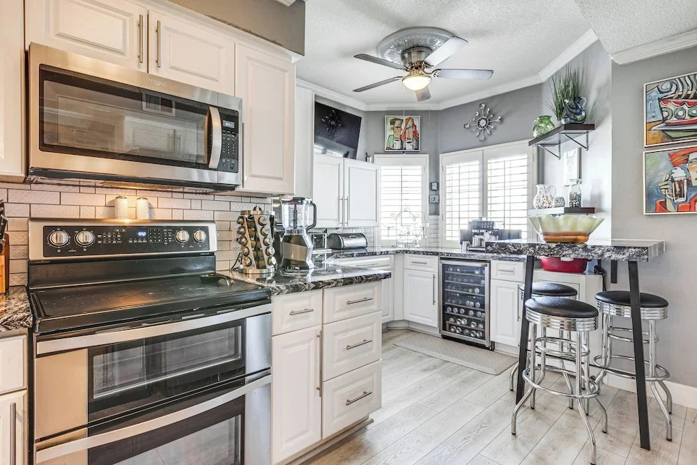 Pool Access & Patio! Palm Desert Golf Retreat