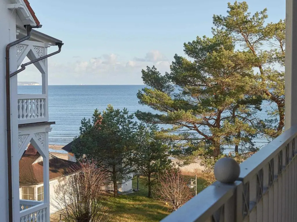 Villa "Atlantic" in Binz - WG 6 mit Balkon und seitlichem Meerblick