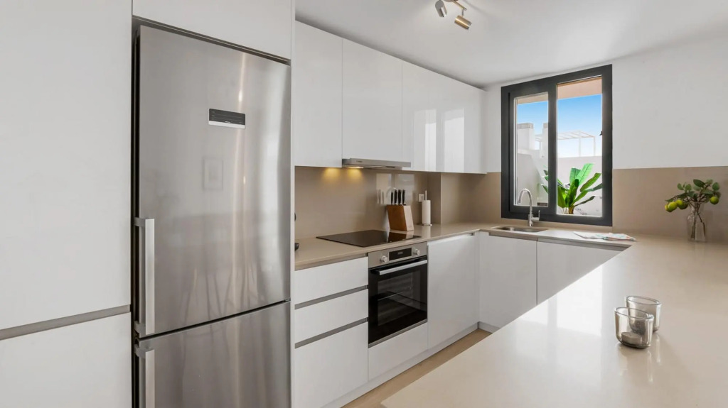 Roli in Estepona with 2 bedrooms and 2 bathrooms