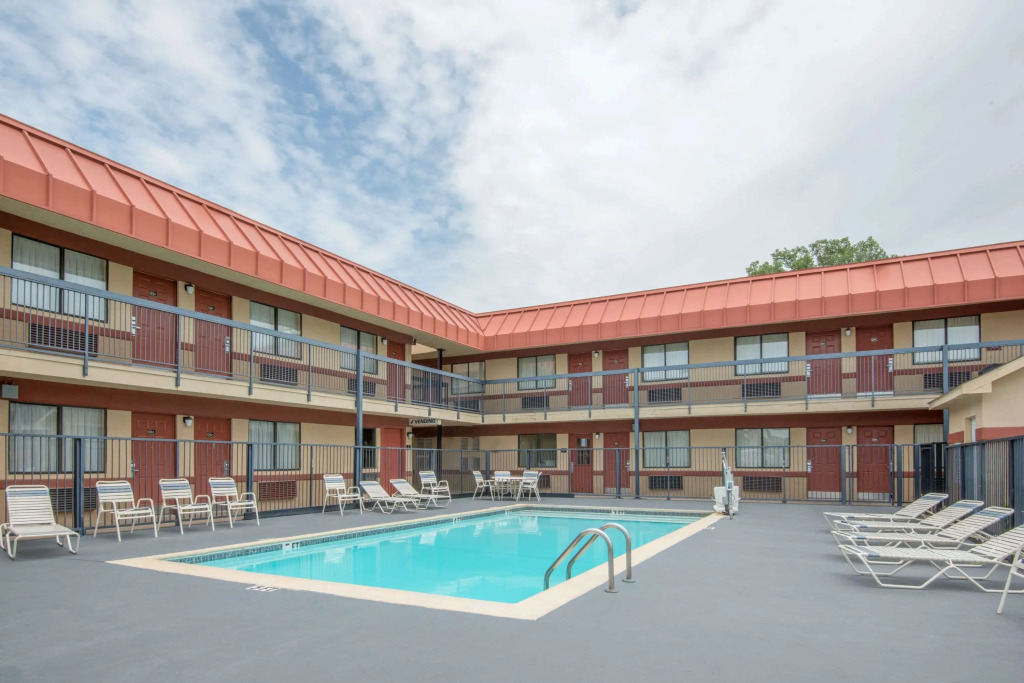Super 8 by Wyndham Tulsa - Route 66