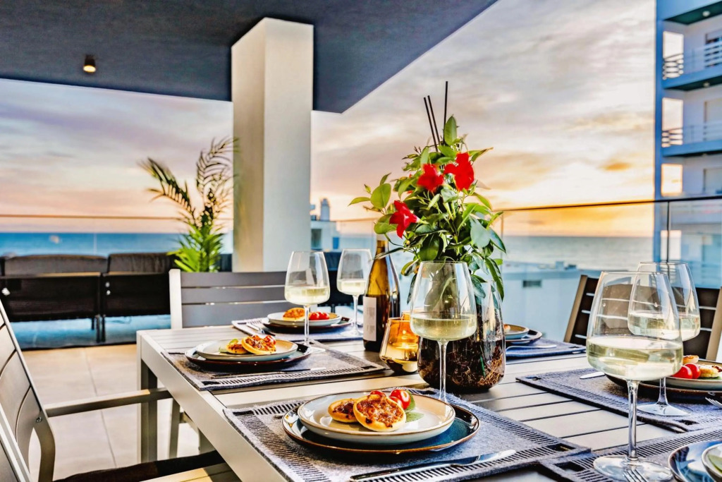 Luxorious Beachside Apartment w Pool & Seaview