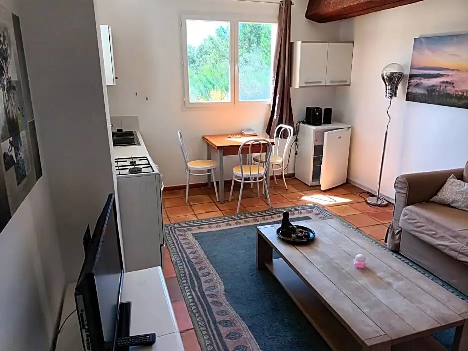 Chambre basilic 2p, 2 nuits max, dans petit chalet 6km du festival de piano de la roque danthéron