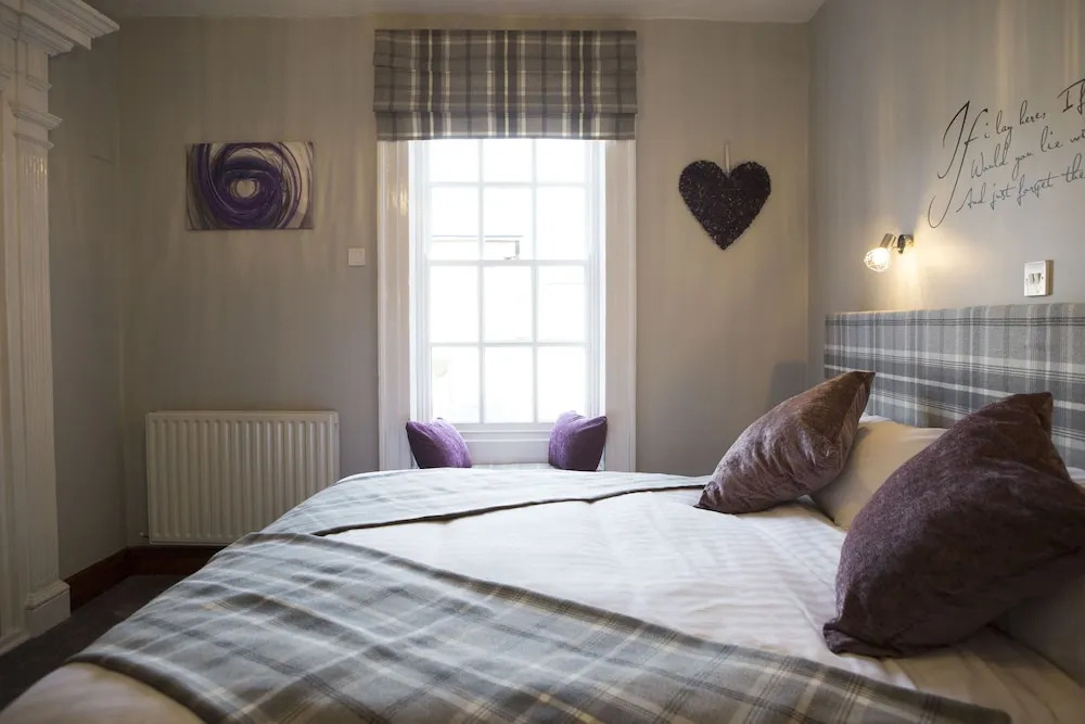 Crown and Cushion Appleby