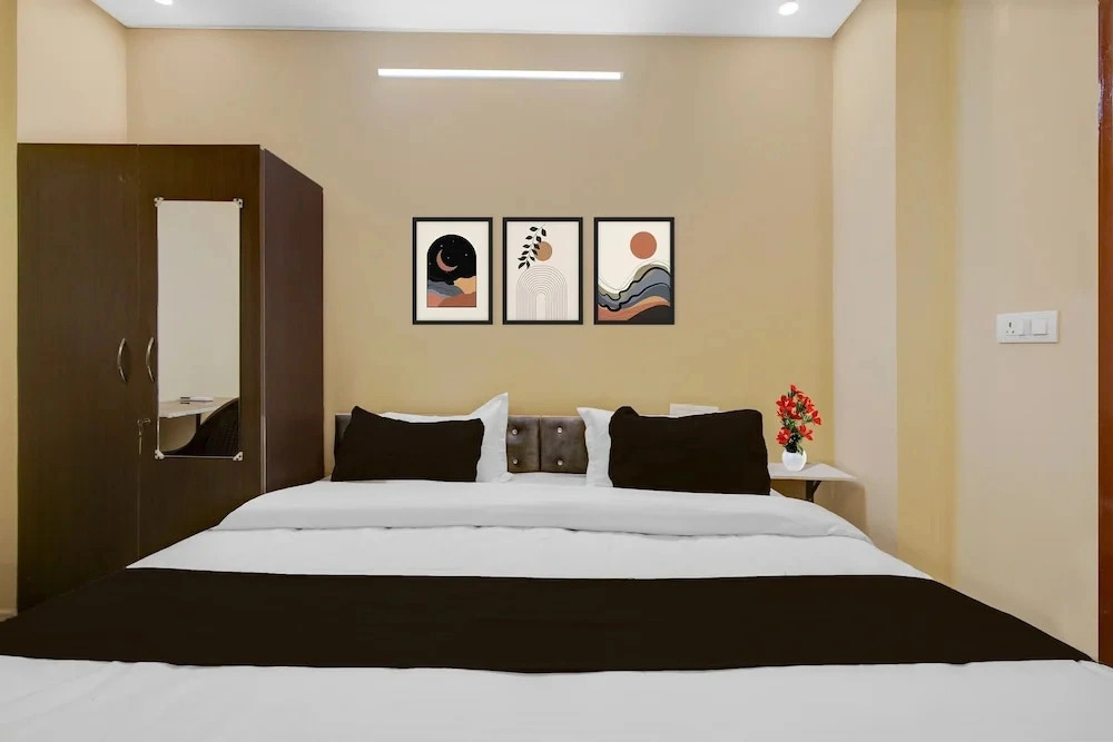 Deluxe Hotel Awadh Regency