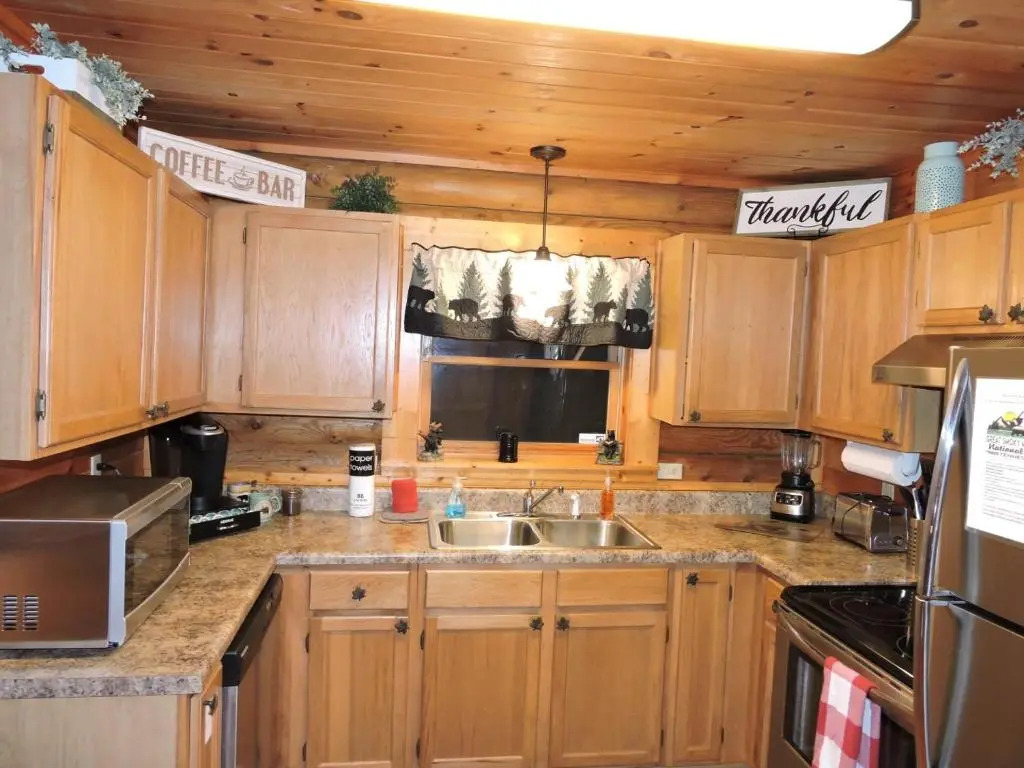 5 min to Dollywood, great location, excellent parking, hot tub, pool table