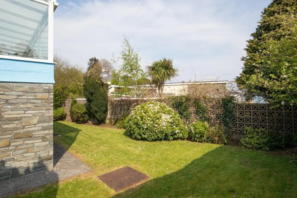 Sunningdale - Beach Side Cottage, Sea Views, Parking