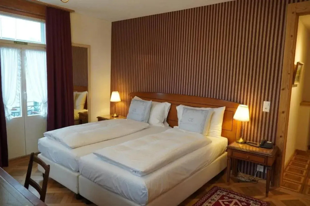 Carlton-Europe Vintage Adults Hotel