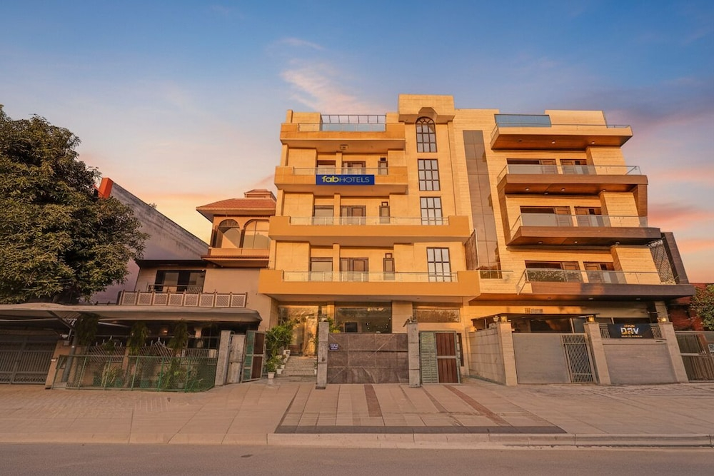FabHotel Orchid White Inn - 600m from Noida Sector 16 Metro Station Noida