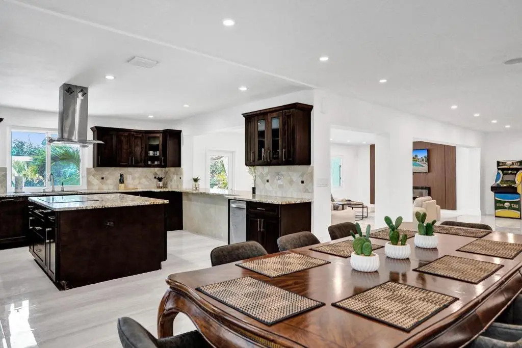 Newly Renovated 5br Villa with pool in Ft Lauderdale on the water