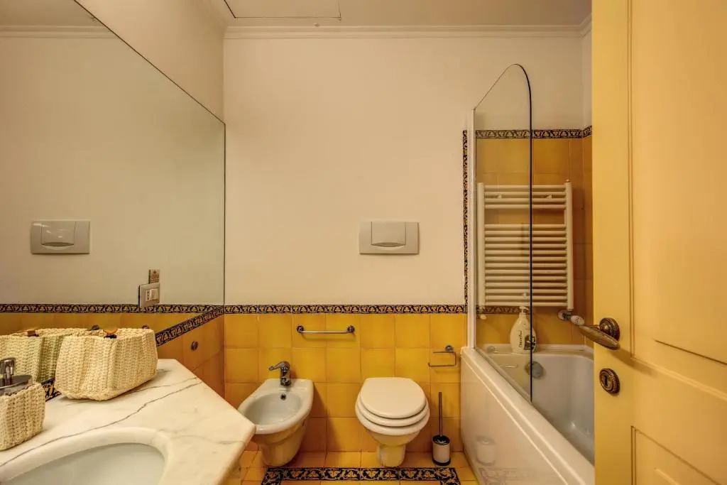 CIR 6380 V Twin B Stylish Renovated Flat in Vatican Area