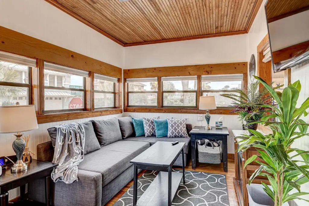 Atlantic Shores Getaway steps from Jax Beach Private House Pet Friendly Near to the Mayo Clinic - UNF - TPC Sawgrass - Convention Center - Shopping Malls - Under 3 Hours from DISNEY