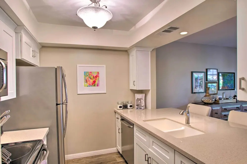 Walk to Trolley & Lake: Sunny Scottsdale Townhome