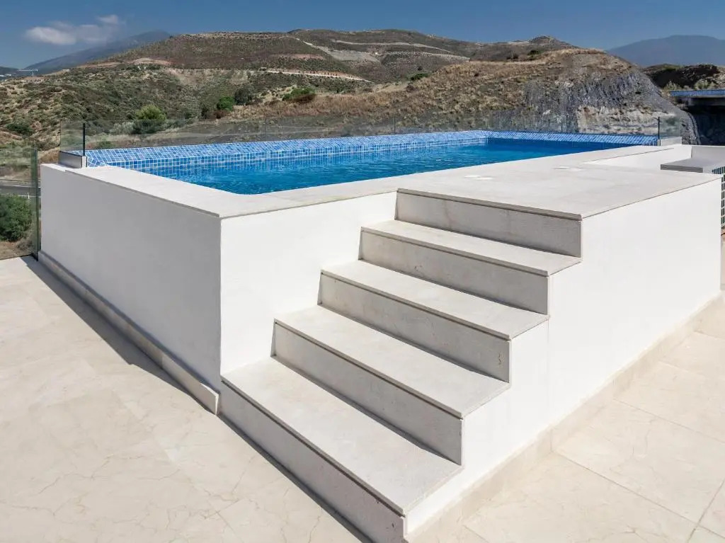 LMR1- Modern penthouse, private pool, families only