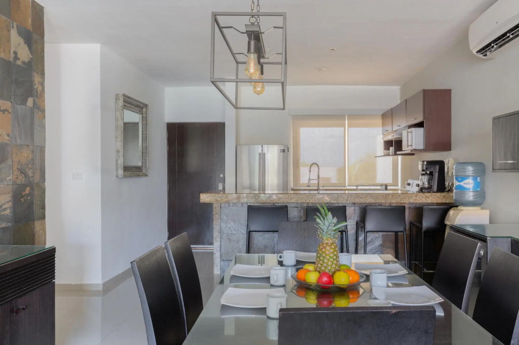 Exclusive 2 Level 3 BR Penthouse | Private Hot Tub & Roof | WiFi | Great Amenities & GYM