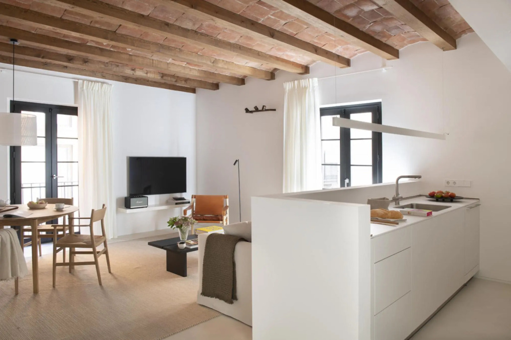 High standing apartments in El Gótico with 3 bedrooms and 2 bathrooms, all of them en suite.