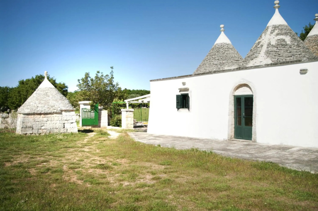 Trulli sul vignale in Masseria Santalachicca