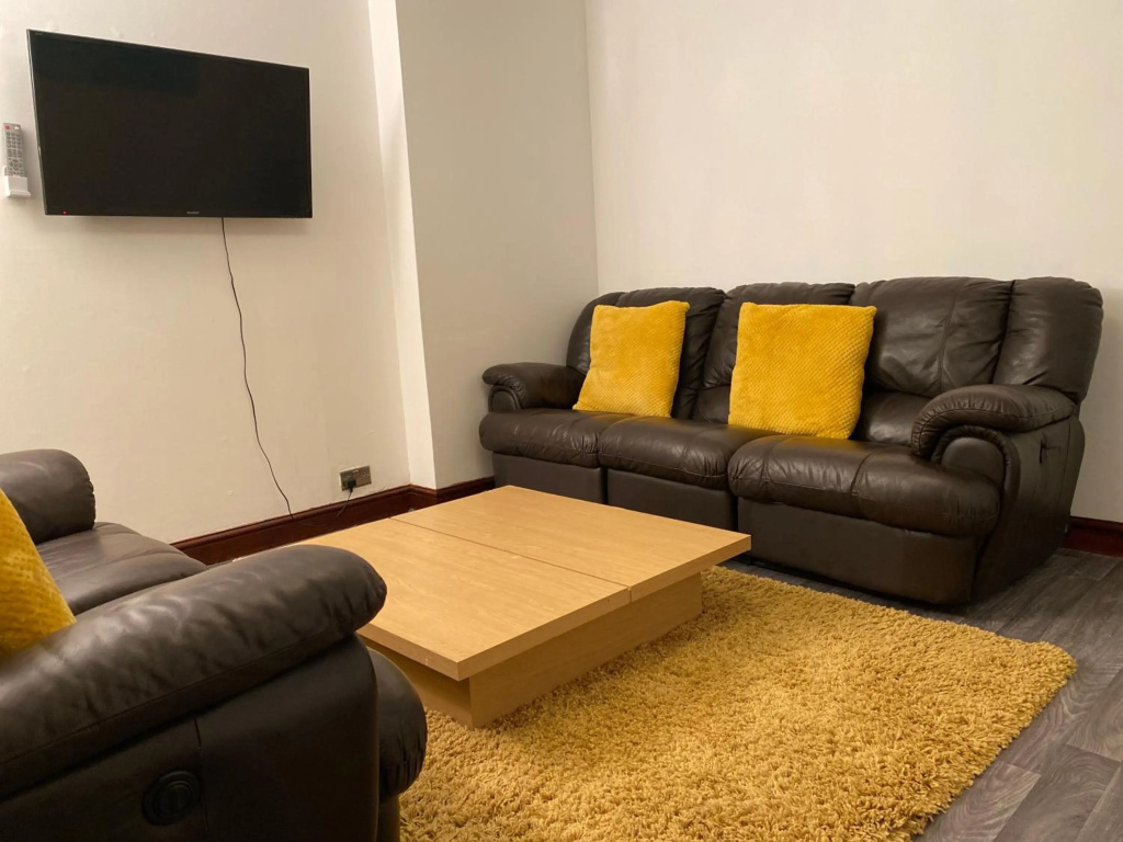 7 Person Home Flat W/parking - Near Swansea Centre