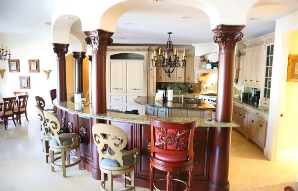 Extravagant Golden Mansion 6 Bedrooms 8 Bathrooms in the Finest Las Olas Area