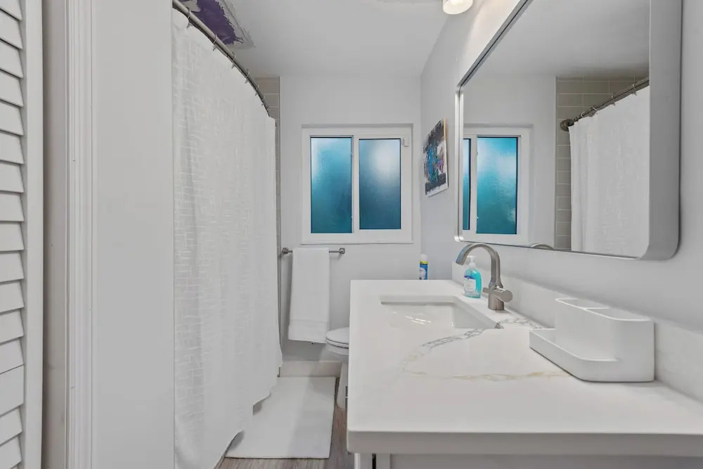 Siesta Key Oasis w/ Outdoor Pool + Screened Lanai!