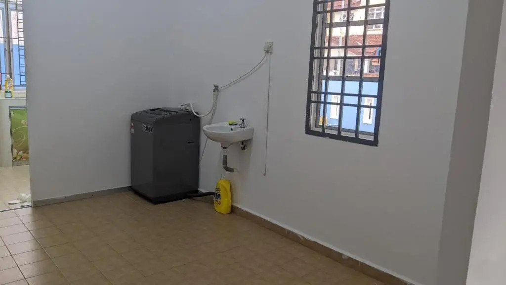 Johor Bahru 6 Bedrooms Corner House: Big & Comfort