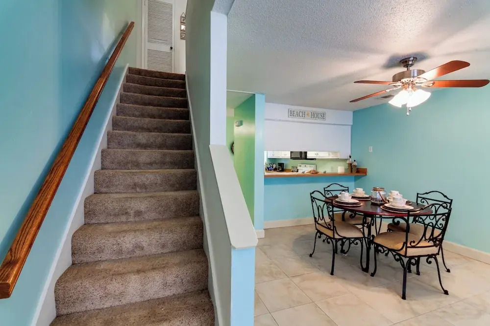 Destin Townhome w/ Balcony - Walk to the Beach!