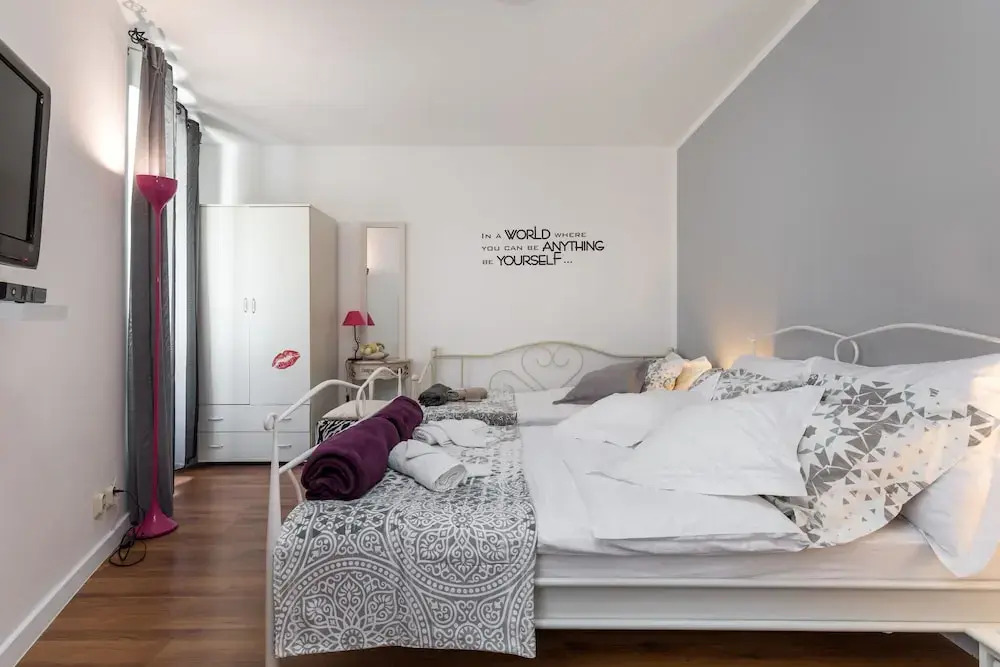 Bright & Modern on Top Location