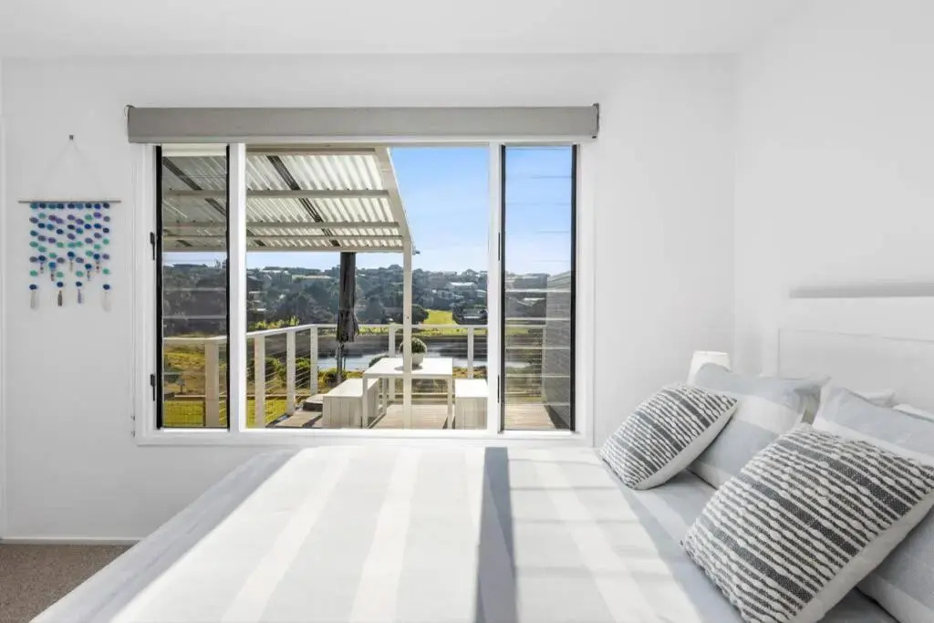 SALTWATER HOUSE - Opposite the beach and views over the lake