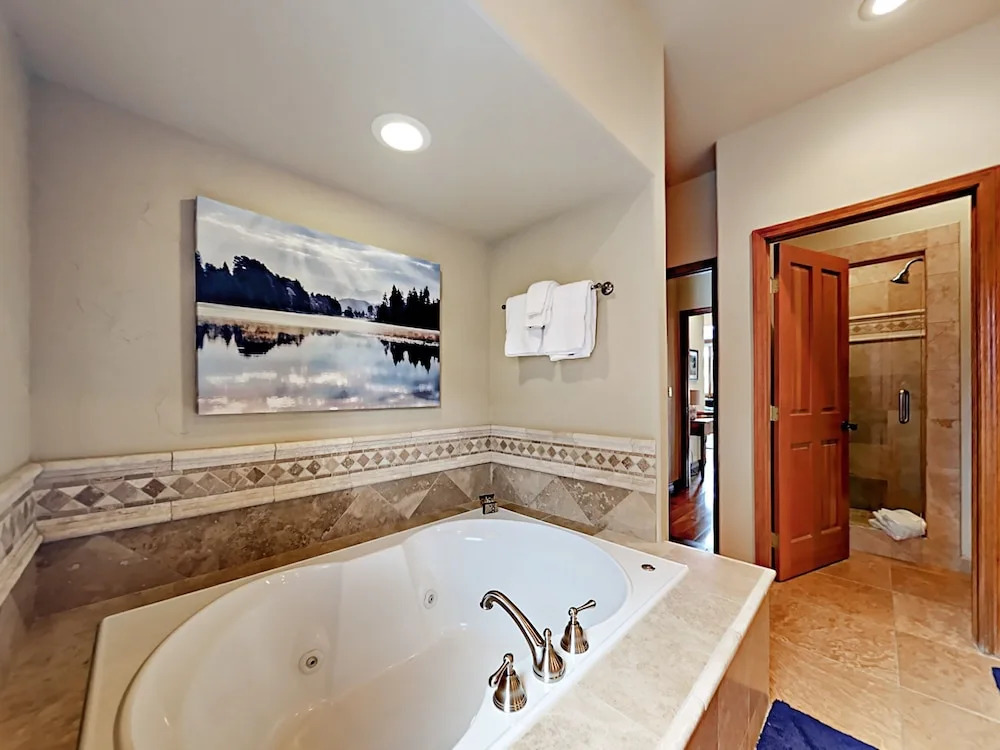Window-lined  With Hot Tub 4 Bedroom Home