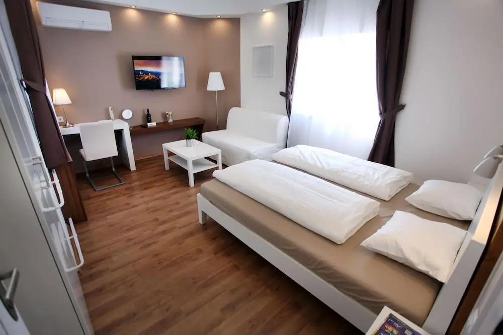Premium Studio Szervita Square