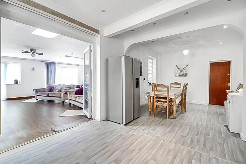 Stunning 7-bed Detached House in Luton With Parkin