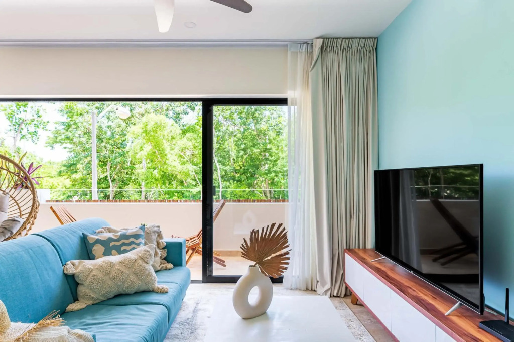 Ultra Luxury Condo, Rooftop Pool and HIGH SECURITY, Viva Residence