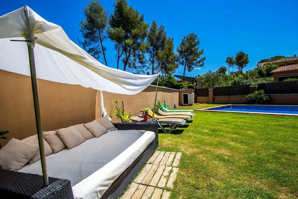 Catalunya Casas Modern and spacious with private pool close to BCN