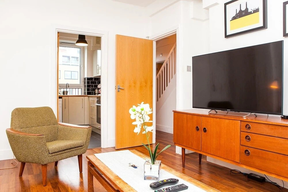 Quintessential 2 BR London Bridge Apartment