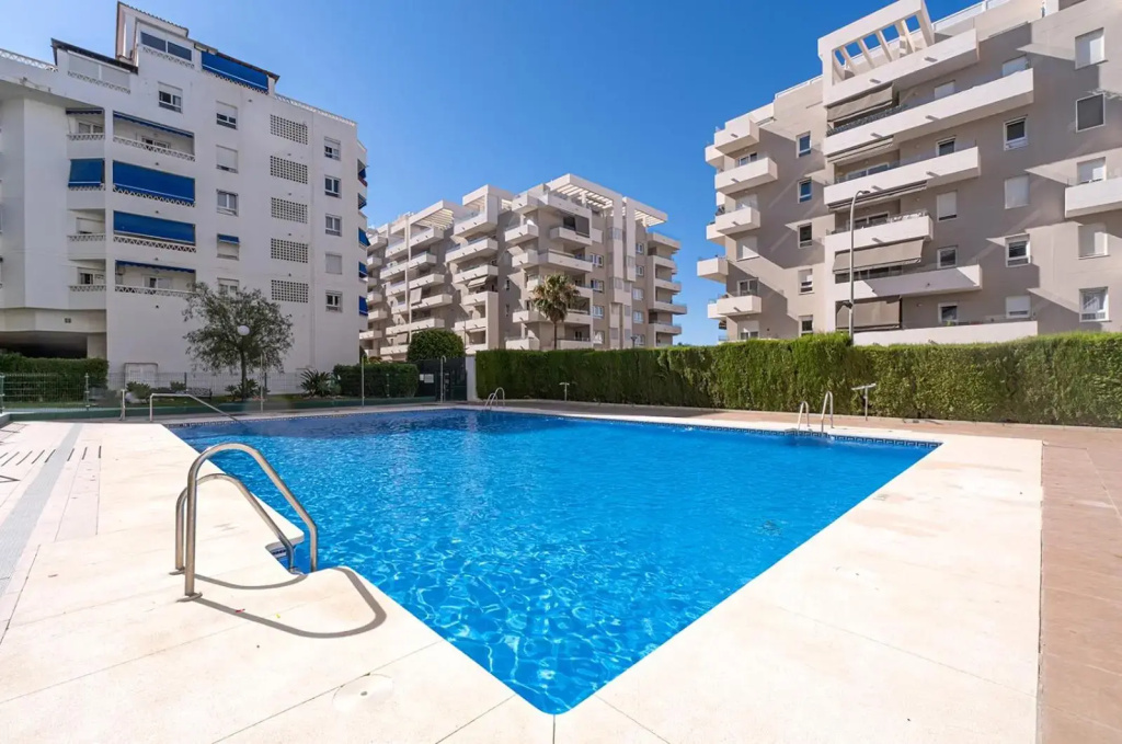 Marbella Sleeps 10 adults Secure underground car park Pool Aircon Fast Wifi