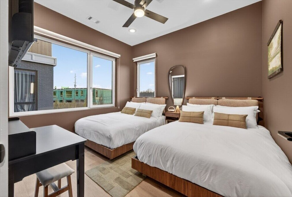 4BR Twilight Lane with Pool and Hot Tub