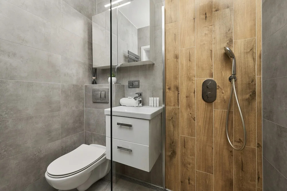 Railway Station Apartment By Renters
