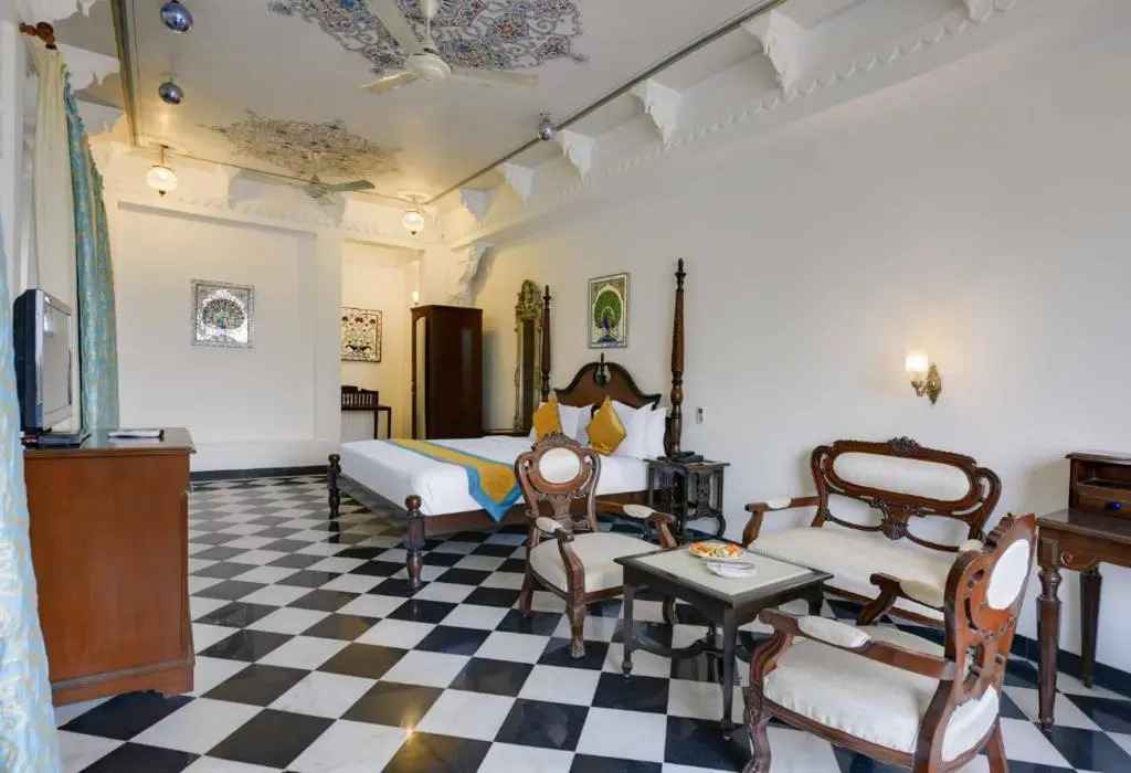 Swaroop Vilas - Lake Facing Boutique Hotel