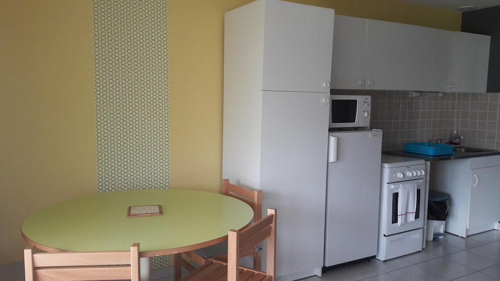 Cosy Cottage in Sauze-vaussais With Shared Pool