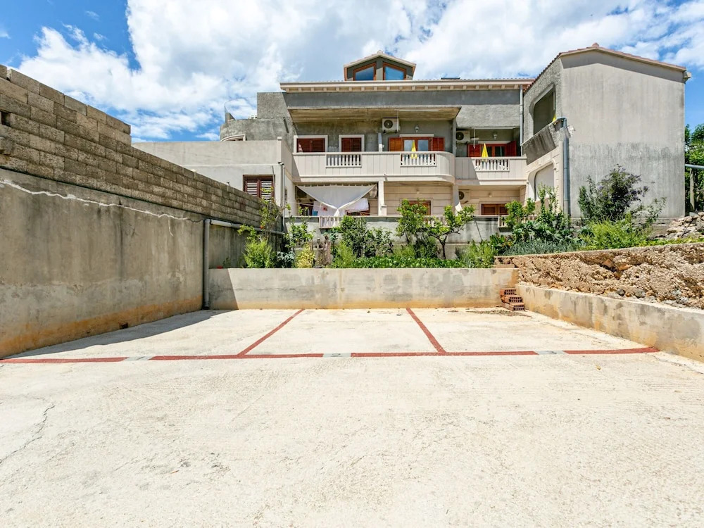 Cozy Holiday Home in Sumartin near Sea