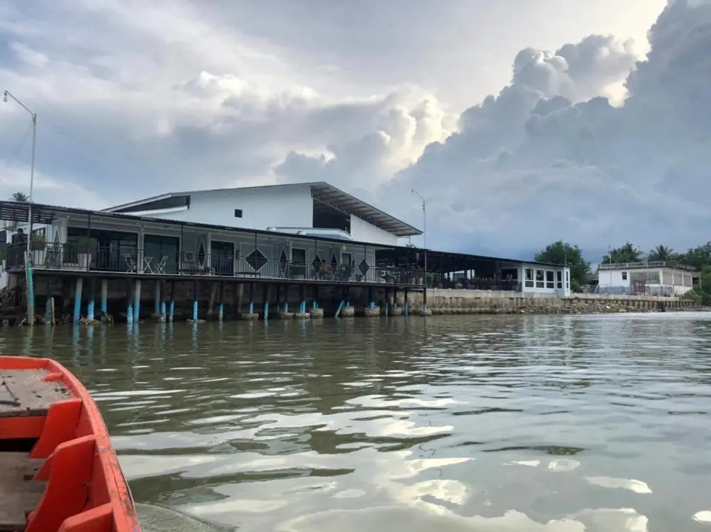 Chaiyai River Front Hotel