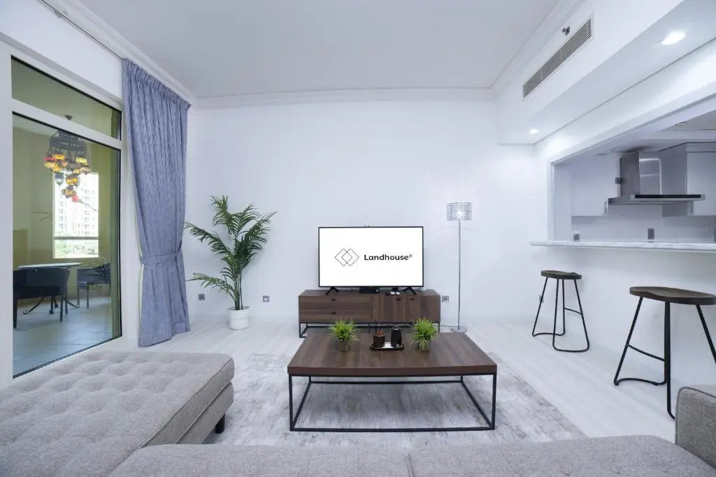 2BR ON PALM JUMEIRAH SHORELINE 12 - Pool & Beach Access
