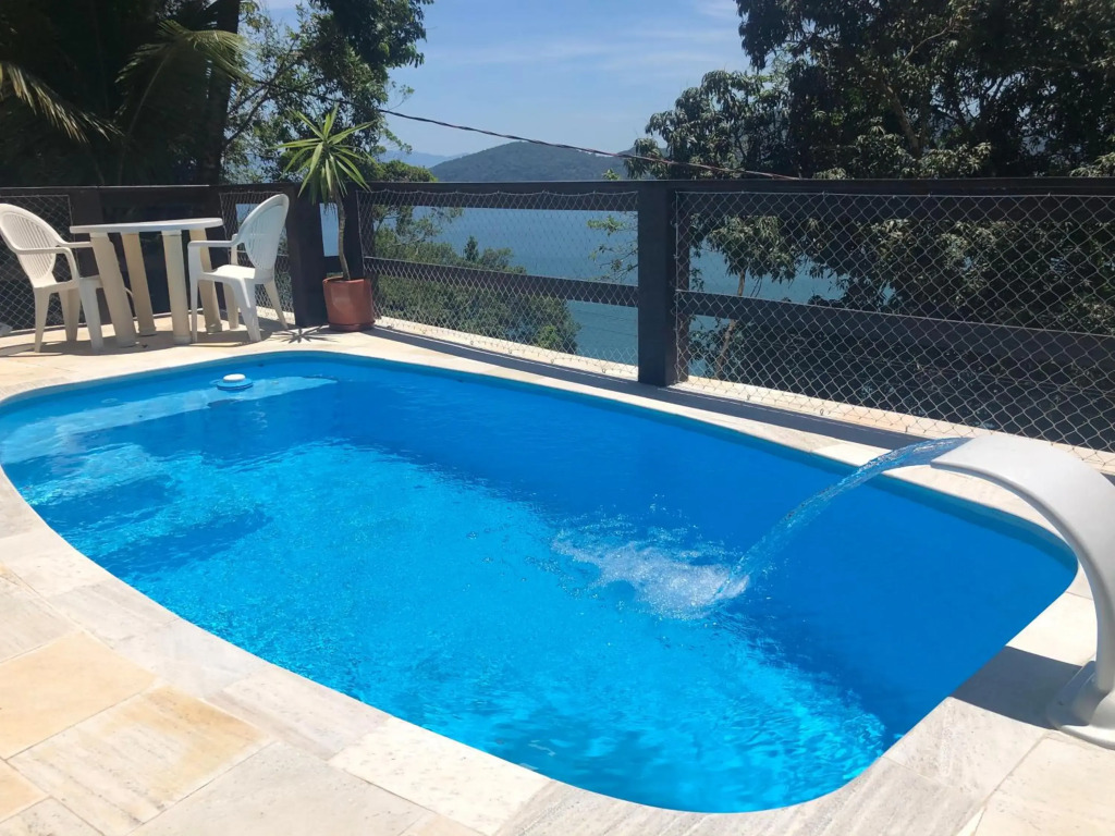 Mansão na costa com vista para o mar
