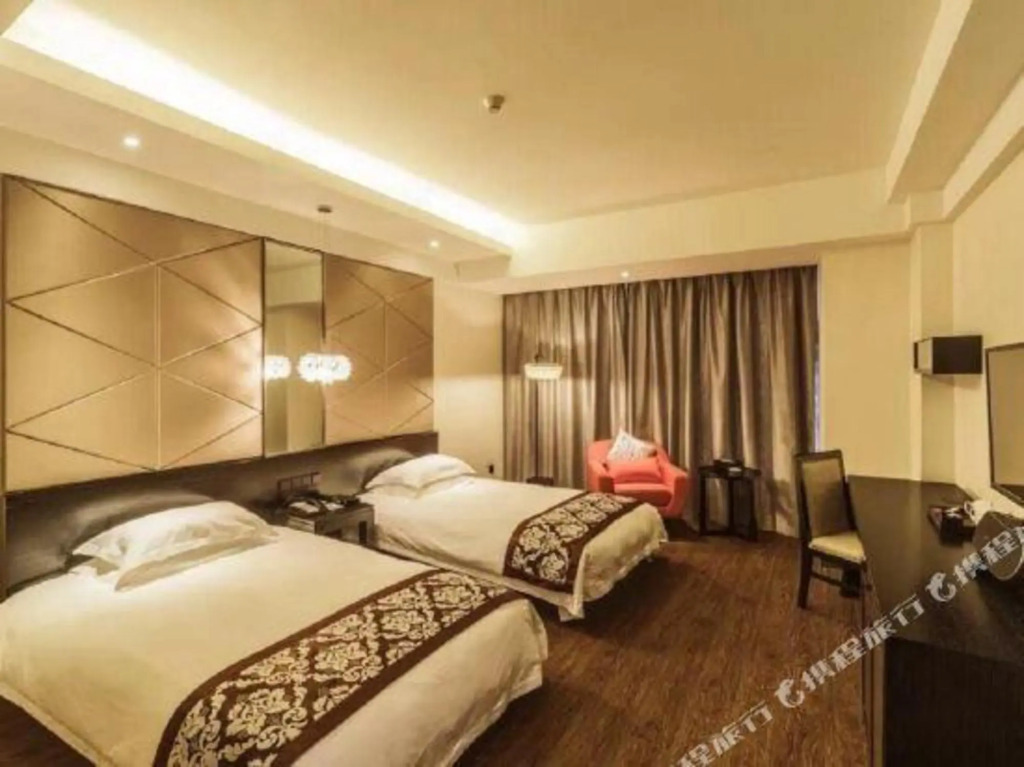 Green Sunshine Holiday Fashion Hotel
