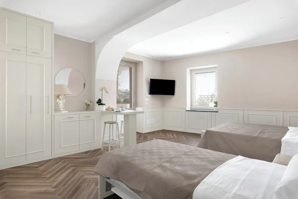De Vivo Realty - Cyrus&Janus flats