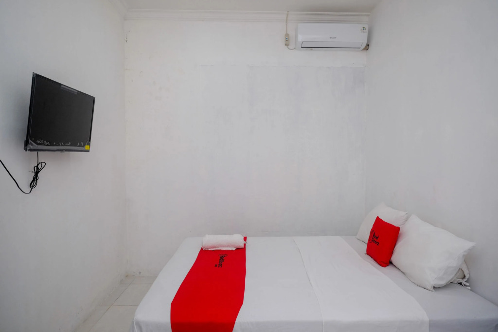RedDoorz near De La Salle Manado