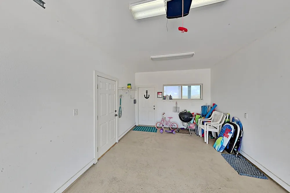 Modern Beach W/ Gourmet Kitchen & 2 Pools 3 Bedroom Home